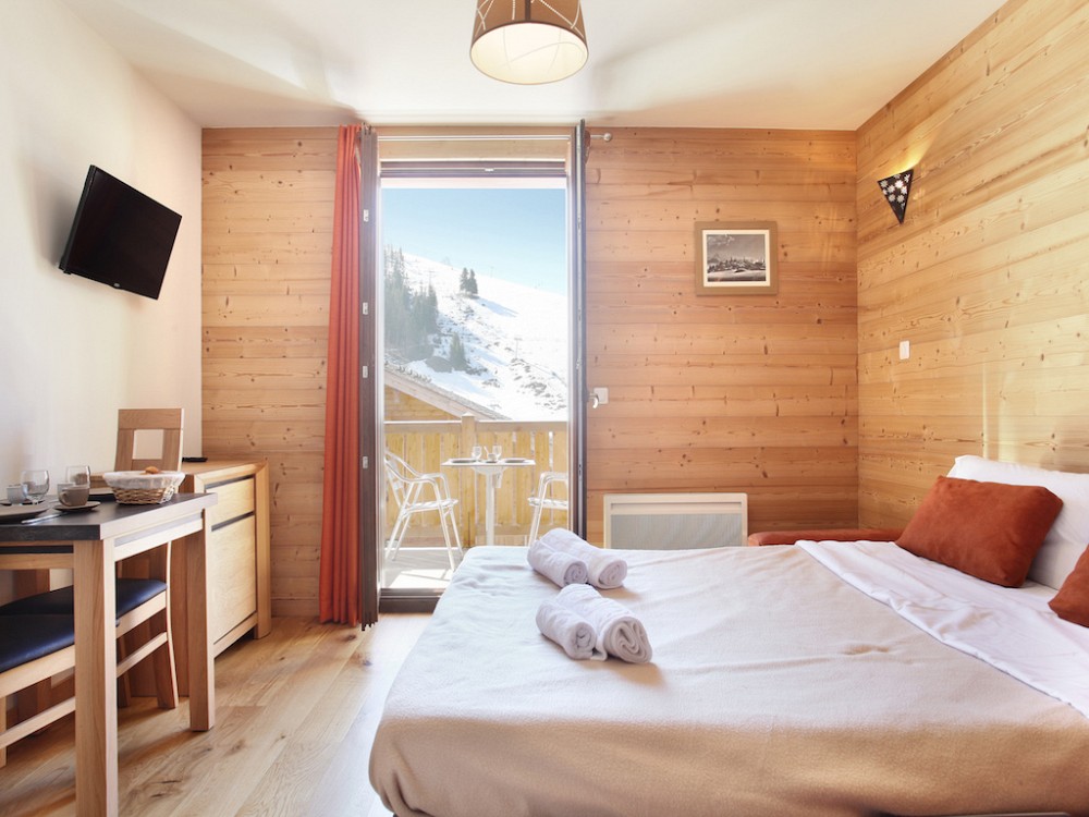 Mendi Alde - slaapkamer met tv en balkon
