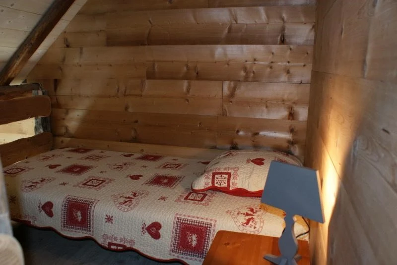 Chalet Milliat - slaapkamer met raam en 1-persoonsbed