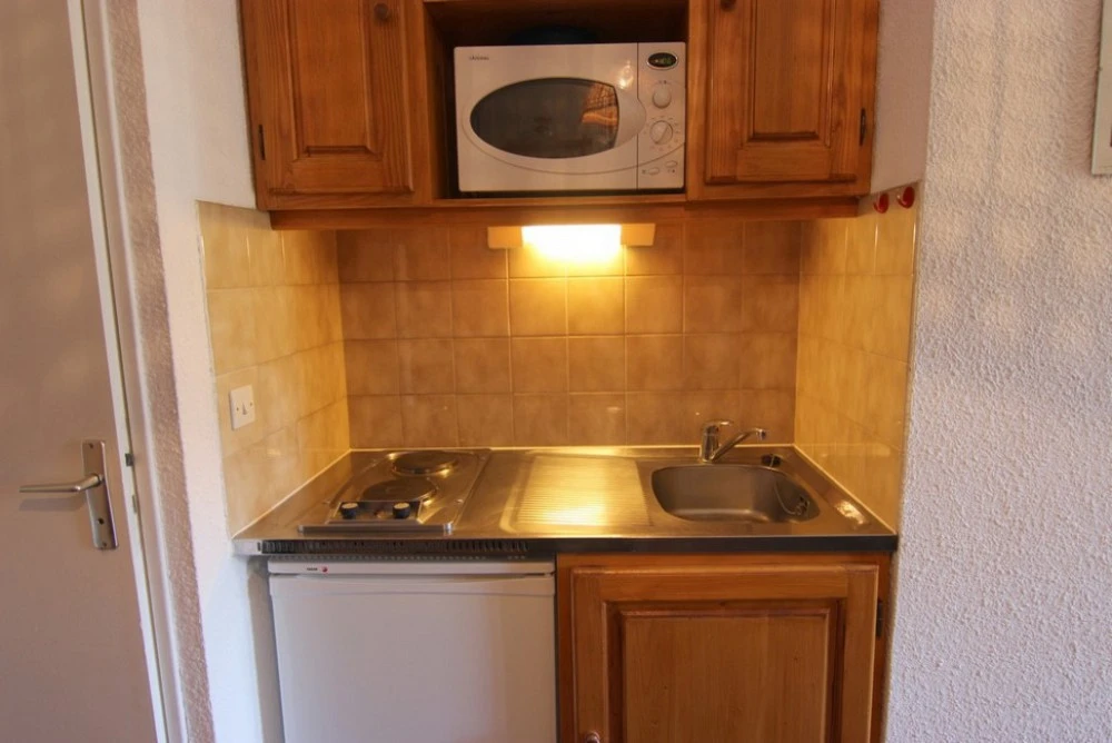 Val Thorens | Les Cimes De Caron - CC2106 - keuken met magnetron en fornuis