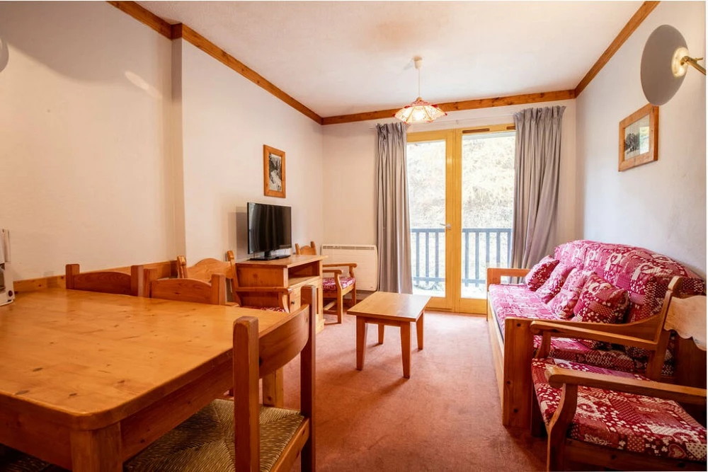 Les Chalets du Thabor - woonkamer met balkon en tv