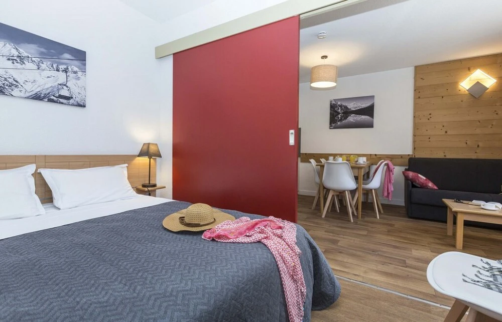 L'Ouillon - woonkamer met deur naar slaapkamer