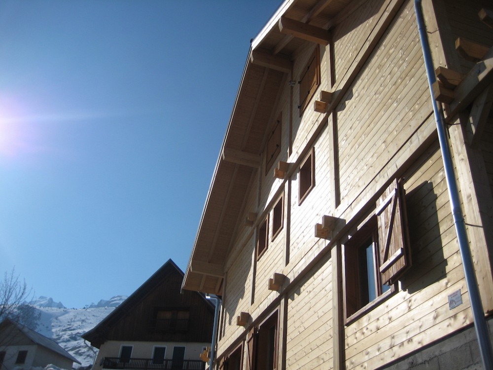 Chalet Franklin en Thomas - blauwe lucht met voorgevel