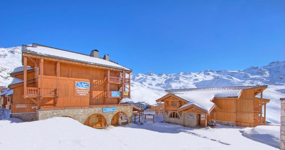 Les Balcons de Val Thorens spa - uitzicht op de bergen vanaf de binnenplaats