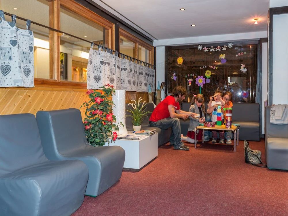 Chanteneige Croisette - lounge met stoelen