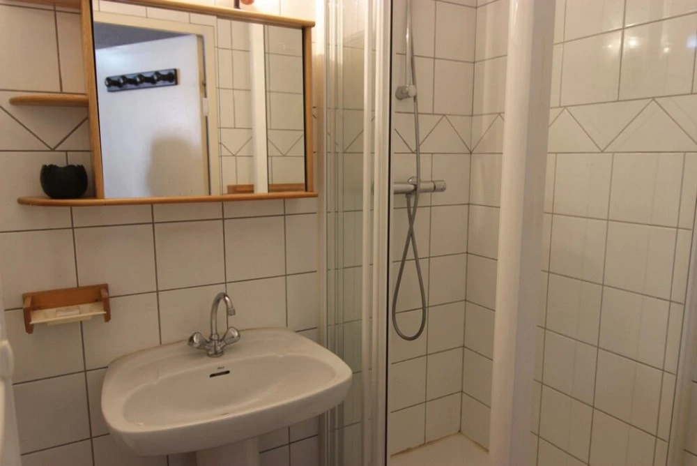 Val Thorens | Les Cimes De Caron - CC1102 -  badkamer met douchecabine en wastafel