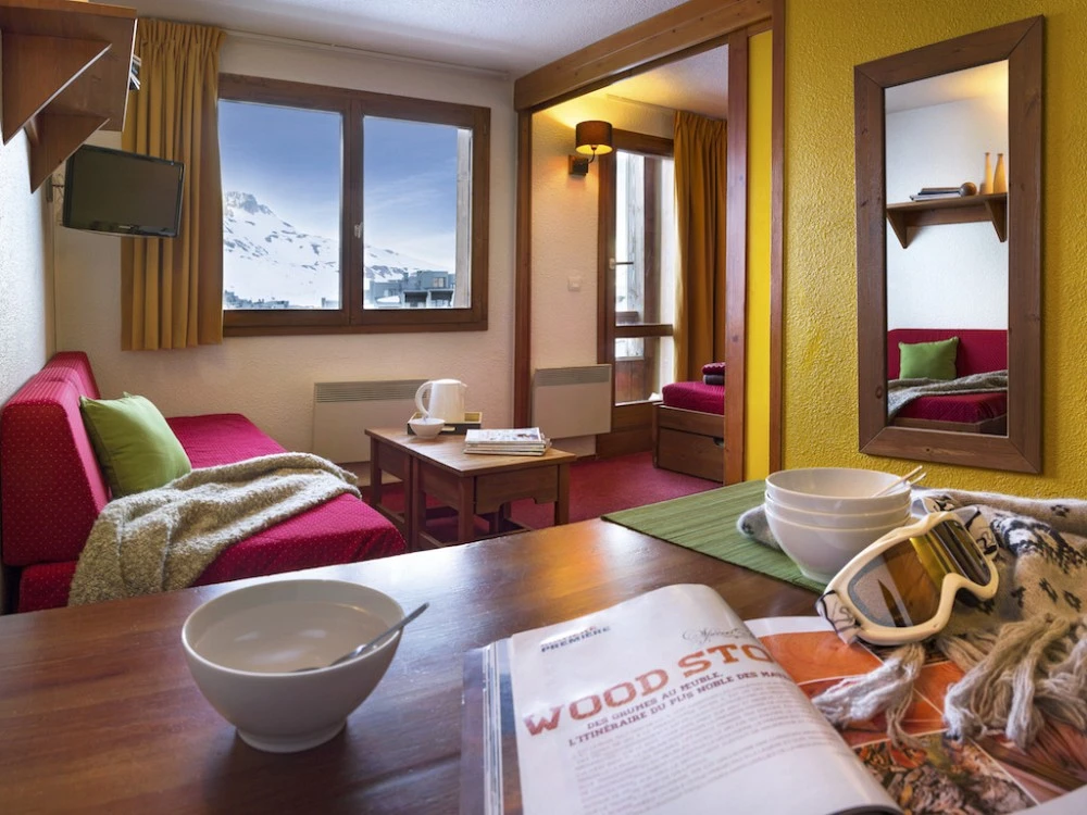 Le Borsat IV - woonkamer met eettafel en balkon