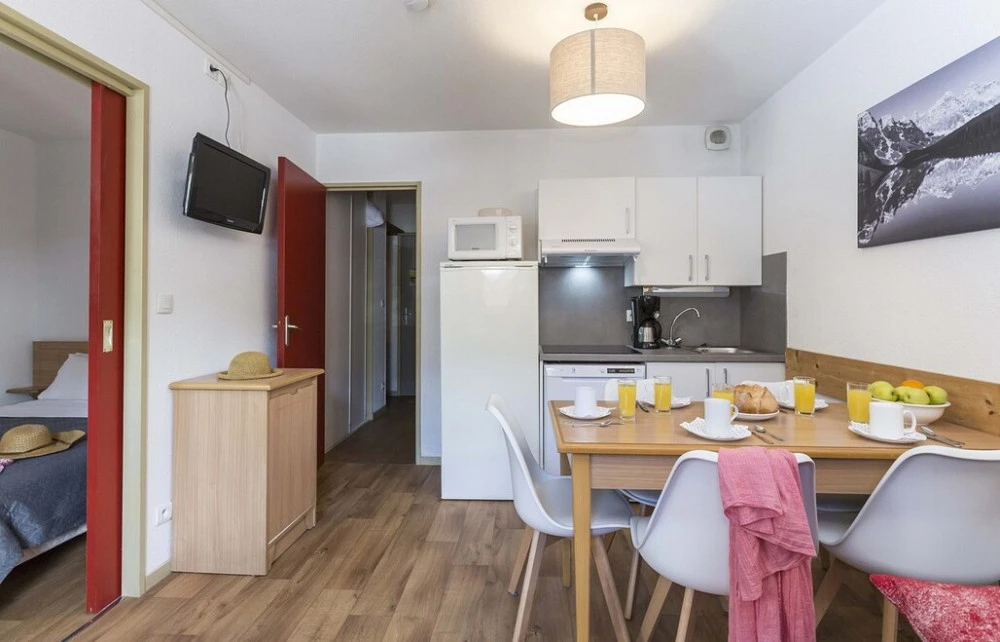L'Ouillon - woonkamer met eettafel en keuken 