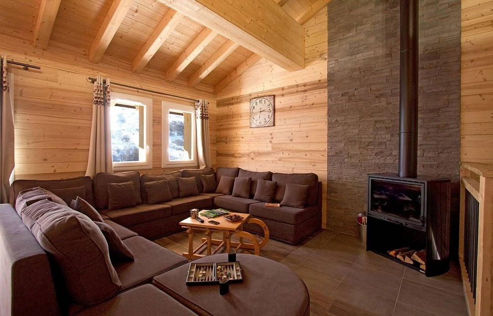 Chalet de Sophie - houtkachel in de woonkamer