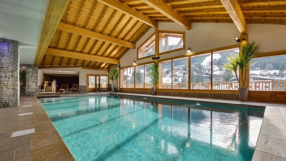 Zwembad van accommodatie met buitenuitzicht Les Chalets de Leana