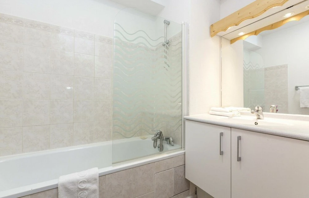 Residence Les Sybelles - badkamer met wastafel en douche