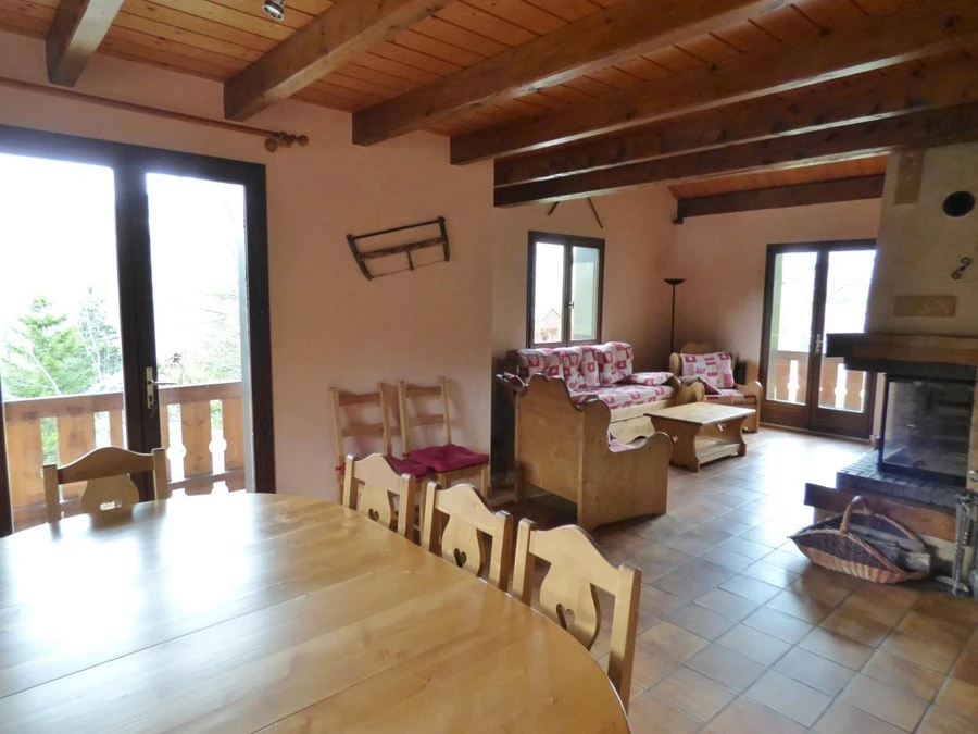 Chalet L'Arolle - 6-kamer apt. voor max. 12 pers. - uitzicht op woonkamer vanaf de eettafel