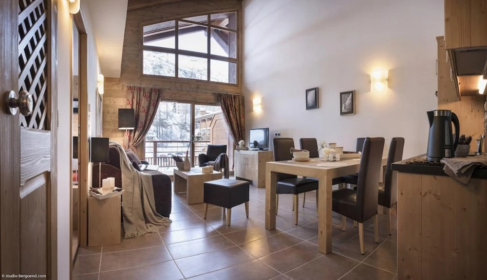 Kalinda Village - woonkamer met eettafel en zitbank