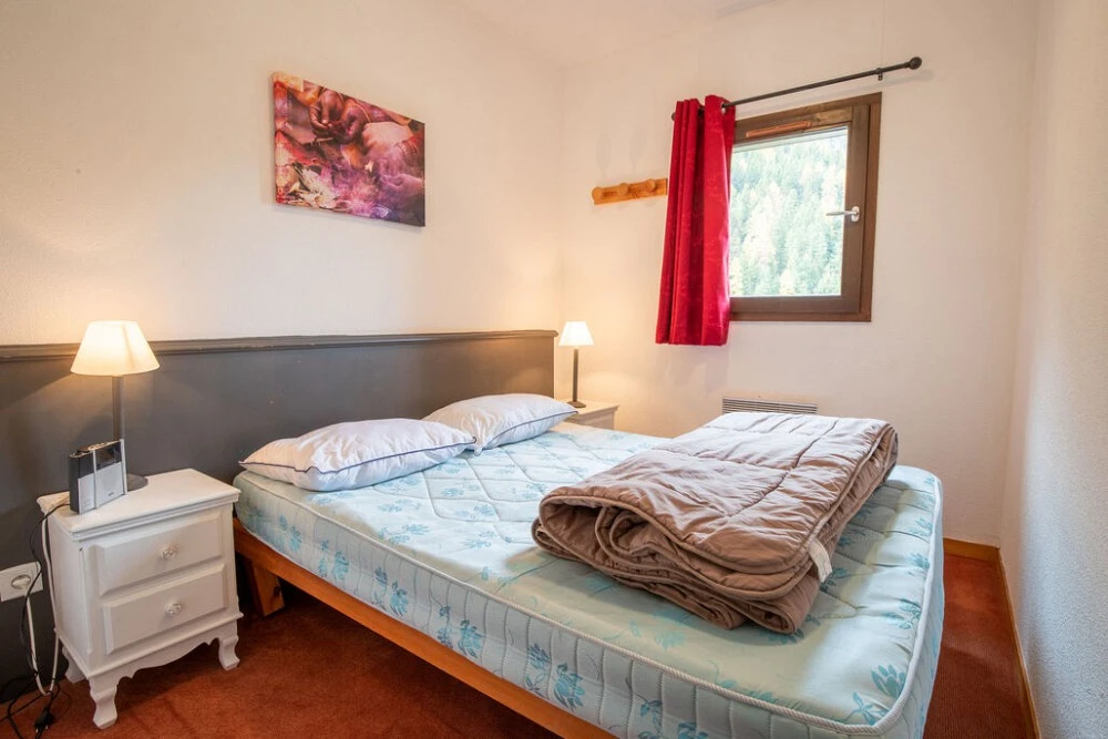 Les Chalets du Thabor - slapkamer met 2-persoonsbed en kastje