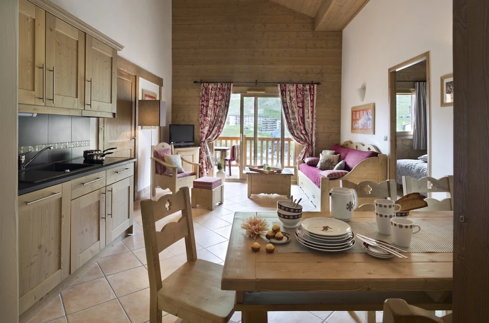 Le Jhana - woonkamer met keuken en eettafel