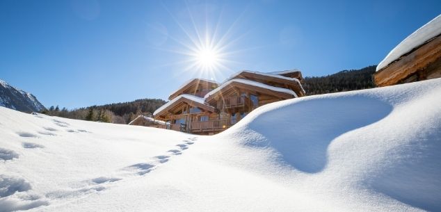 chalets in maagdelijke sneeuw