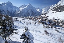Les Deux Alpes - uitzicht op het  dorp vanaf de bergen