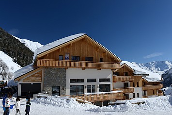 chalet Les Bergers - chalet met bergen en blauwe lucht