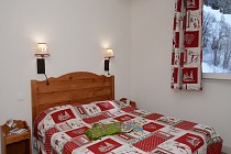 chalet Les Bergers - slaapkamer met 2-persoonsbed en lampen