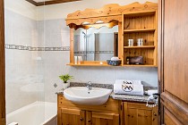 Village Montana - badkamer met bad en wastafel