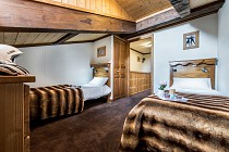 Village Montana - slaapkamer met 3 1-persoonsbedden en dakraam