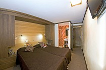 Village Montana - slaapkamer met 2 1-persoonsbedden en badkamer