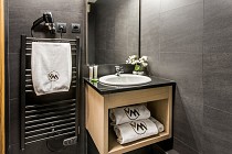 Village Montana - badkamer met handdoekenrek en wastafel