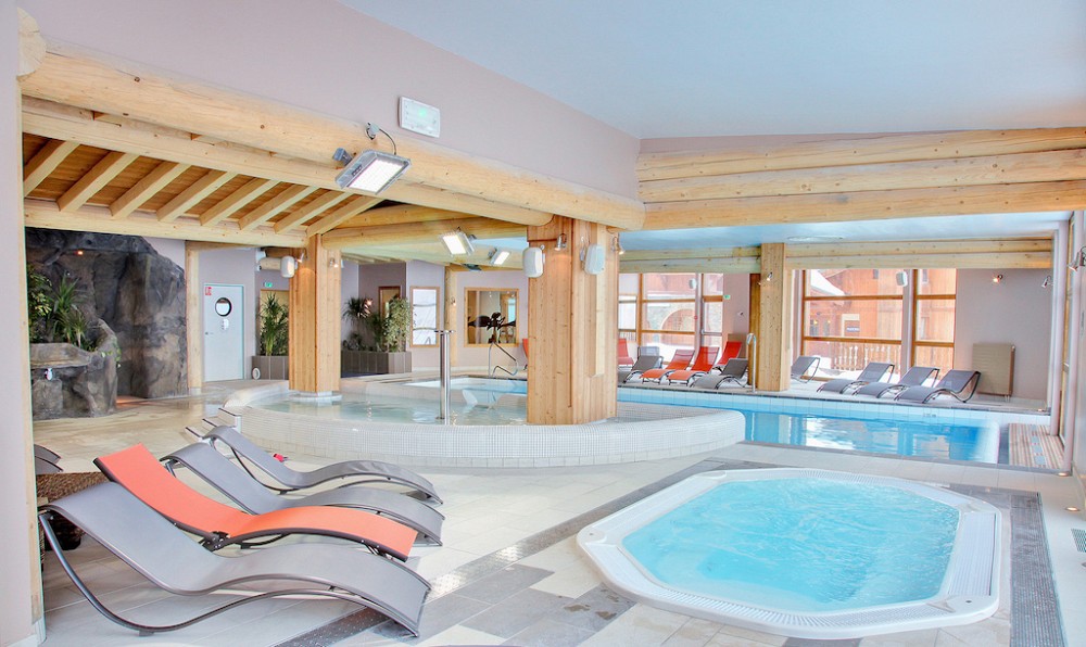 Les Balcons de Val Thorens spa - verwarmd binnenzwembad met stoelen