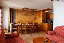Les Balcons de Val Thorens Spa 6-kamer apt. voor max. 12 pers. woonkamer, eethoek, meubilair
