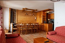 Les Balcons de Val Thorens Spa 5-kamer apt. voor max. 10 pers. SUPERIEUR woonkamer, eethoek, tafel