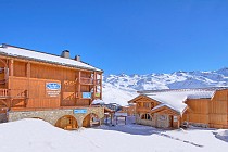 Les Balcons de Val Thorens spa - uitzicht op de bergen vanaf de binnenplaats