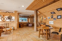 Les Balcons de Val Thorens spa - lounge met stoelen en tafels