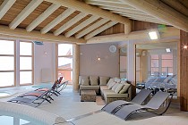 Les Balcons de Val Thorens spa - zwembad met ligstoelen