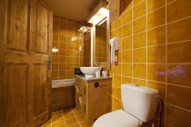 Chalet Val 2400 Val Thorens - badkamer met wastafel en wc