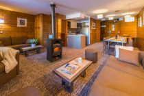 Chalet Val 2400 Val Thorens - woonkamer met koffietafels en houtkachel