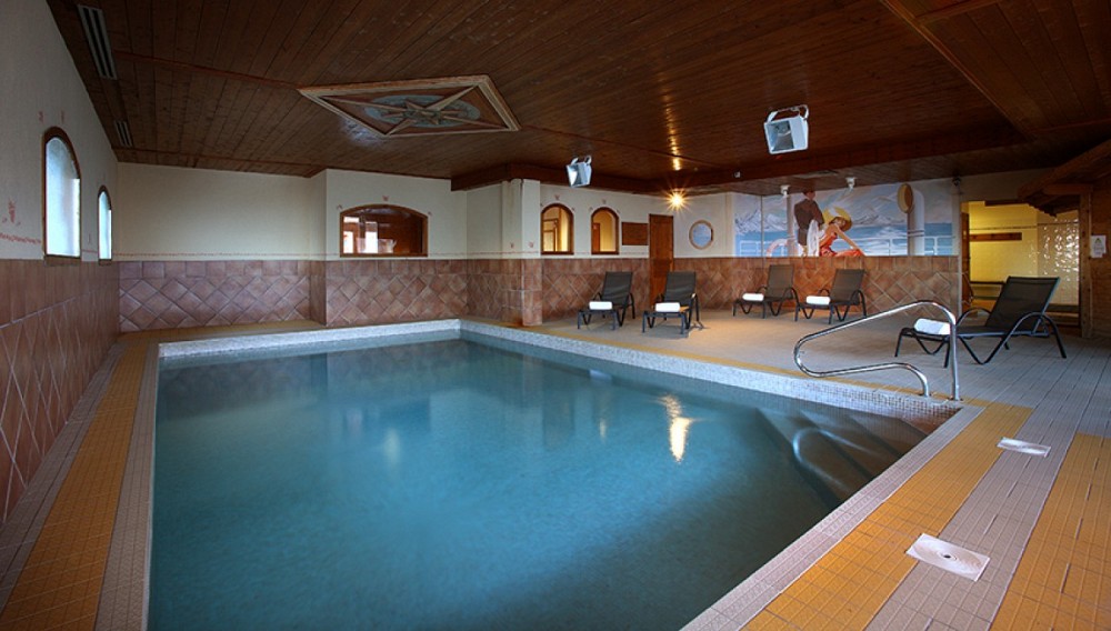 residence chalet des neiges hermine - verwarmd binnenzwembad met ligstoelen