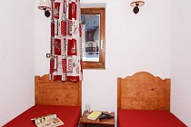 L'Ours Blanc - slaapkamer met raam en 2 1-persoonsbedden