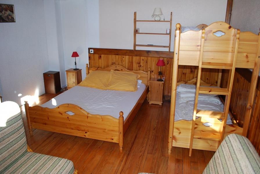 Slaapkamer voor drie personen in Chalet Oule Rouge