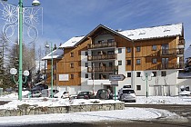 Au Coeur des Ours - parkeerplaats en voorkant chalet