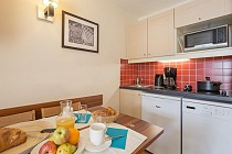 De keuken met eettafel in Le Machu Pichu