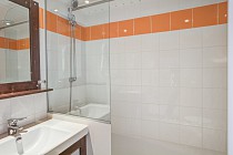 Inter Residences - badkamer met douche en wastafel