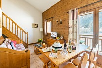 Les Fermes de Samoens - woonkamer met balkon en eettafel
