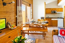 Les Fermes de Samoens - woonkamer met eettafel en tv