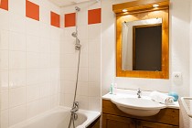 Les Fermes de Samoens - badkamer met ligbad en wastafel