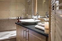 Chalets de Layssia - badkamer met ligbad en wastafel