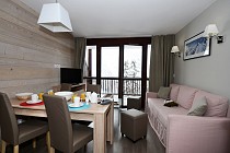 Le Panoramic - woonkamer met tv en eettafel