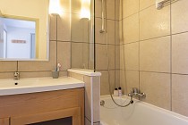 La Foret - badkamer met douche en ligbad