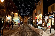 Serre Chevalier - winkelstraat in de avond