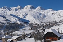 Saint Sorlin d'Arves - uitzicht op de 3 pieken en de chalets