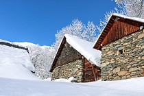 Saint Sorlin d'Arves - met sneeuw bedekte berghutjes met bomen