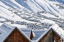 Saint Sorlin d'Arves - besneeuwde bergen en daken